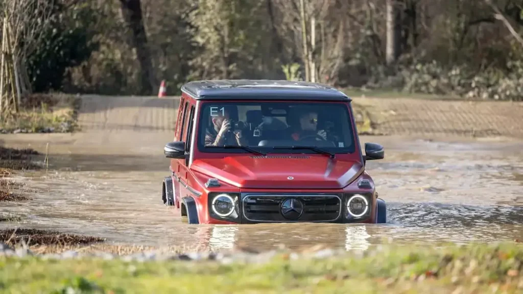 Mercedes-Benz yüzen SUV img1